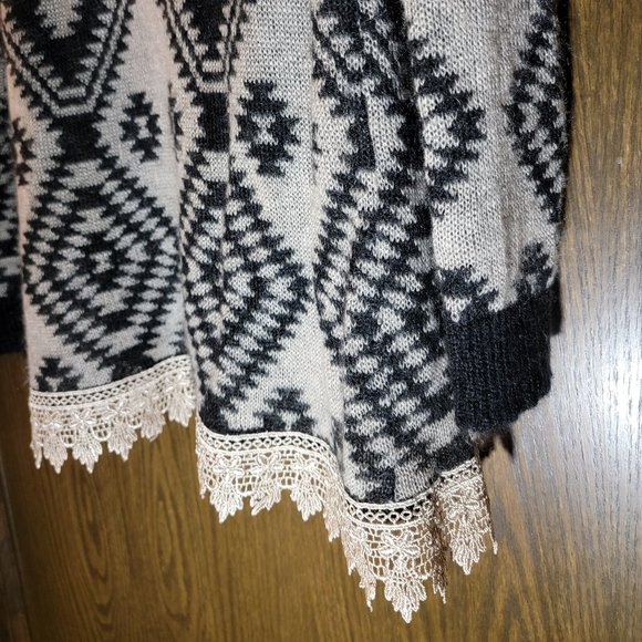BKE Boho Chic Black and White Whip Stitched Lace Trim Geometric Cardigan Small - Picture 9 of 14